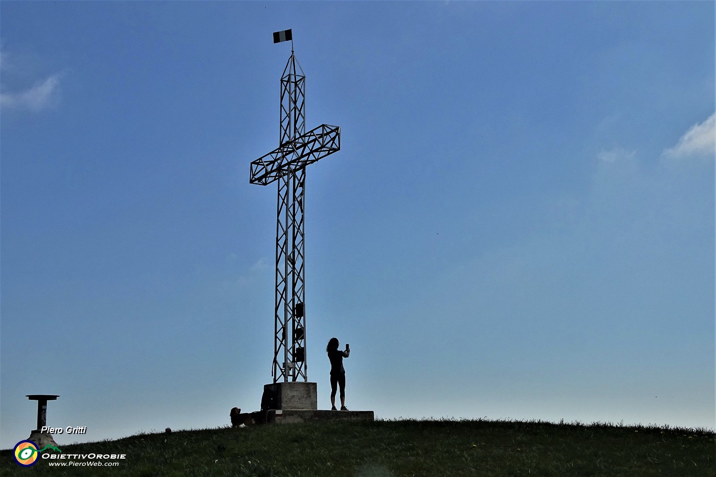 49 Alla croce del Linzone (1392 m) bellissimo panorama.JPG